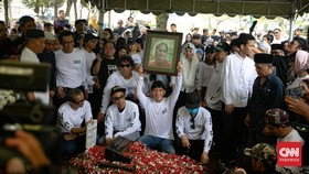 FOTO: Momen Melepas Bunda Iffet Slank ke Peristirahatan Terakhir
