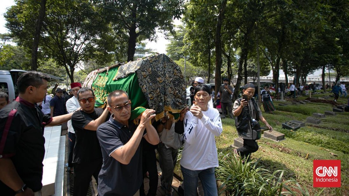 FOTO: Momen Melepas Bunda Iffet Slank ke Peristirahatan Terakhir