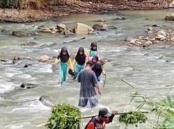 Cerita Fitri Harus Bertaruh Nyawa Demi Bisa Bersekolah