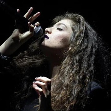 5 Selebritas yang Percaya Diri Menampilkan Ketidaksempurnaan Fisiknya