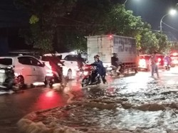 Puluhan Motor dan Mobil Mogok Usai Nekat Tembus Banjir di Cianjur