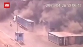 VIDEO: Detik-detik Ledakan Besar di Pelabuhan Iran Terekam CCTV