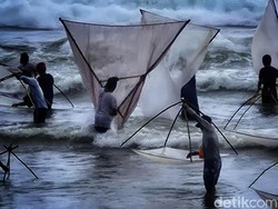 Berbondong-bondong Mencari Berkah Impun di Laut Pelabuhanratu
