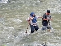 Kembali Bertaruh Nyawa, Guru Leni Seberangi Sungai Usai Jembatan Putus