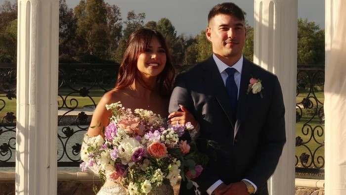 img-title Aurelie Moeremans Gelar Resepsi Pernikahan, Kenakan Baju Pengantin Anggun Karya Desainer Indonesia