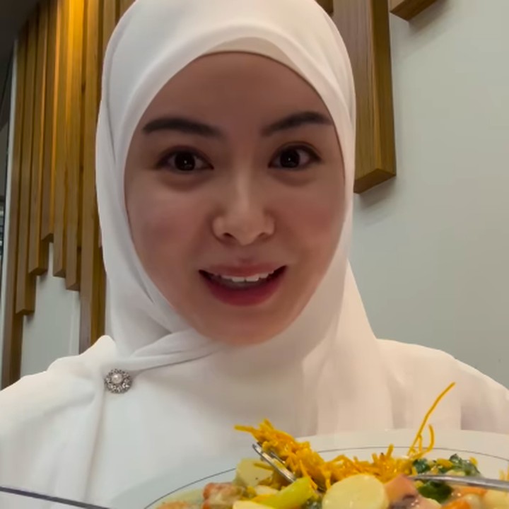<p>"Sebelum pulang ke Jakarta, akhirnya bisa coba makanan khas Makassar yang lain. Janganku lupa coba Mie Titi Makassar ya," ungkapnya. (Foto: Instagram: @xolovelyayana)</p>