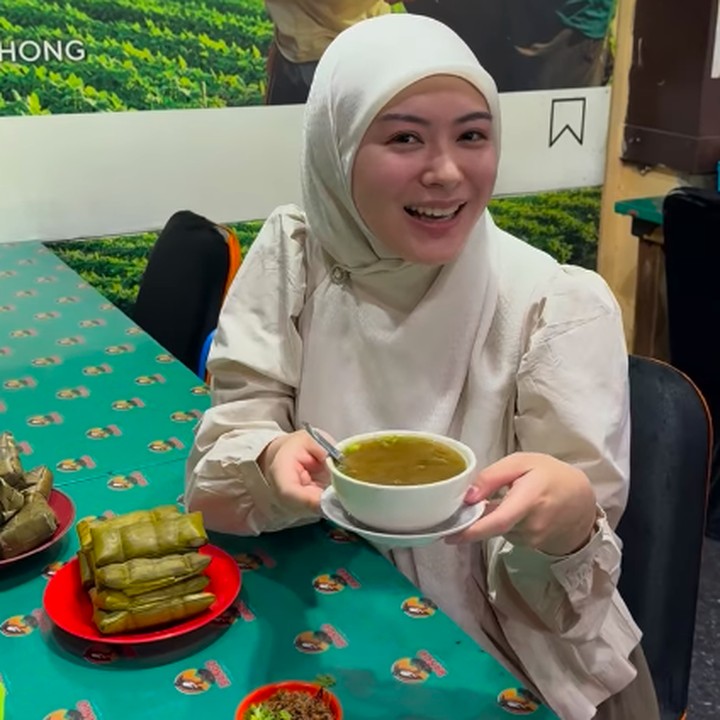 <p>Pada kesempatan lainnya, Ayana juga membagikan momen ketika mencicipi Coto Makassar dan Mie Titi. Menurutnya, keduanya sama-sama lezat dan patut dicoba ketika berkunjung ke Makassar. (Foto: Instagram: @xolovelyayana)</p>