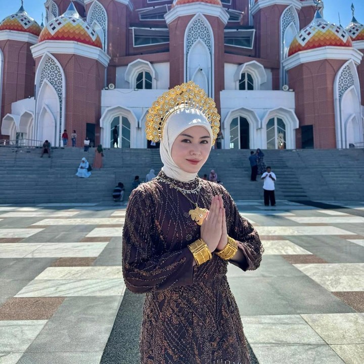 <p>"Jangan ki lupa datang ke Masjid Kubah 99 Makassar. Saya pakai Baju Bodo! Cocok gak? <em>MasyaAllah</em>, Makassar indahnya!" katanya seraya dengan menyisipkan emotikon hati. (Foto: Instagram: @xolovelyayana)</p>