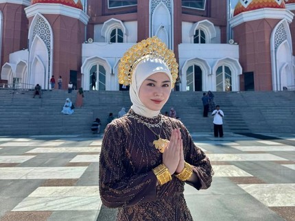 5 Potret Ayana Moon Selebgram Korea Mualaf Kunjungi Makassar, Cicipi Coto hingga Mie Titi
