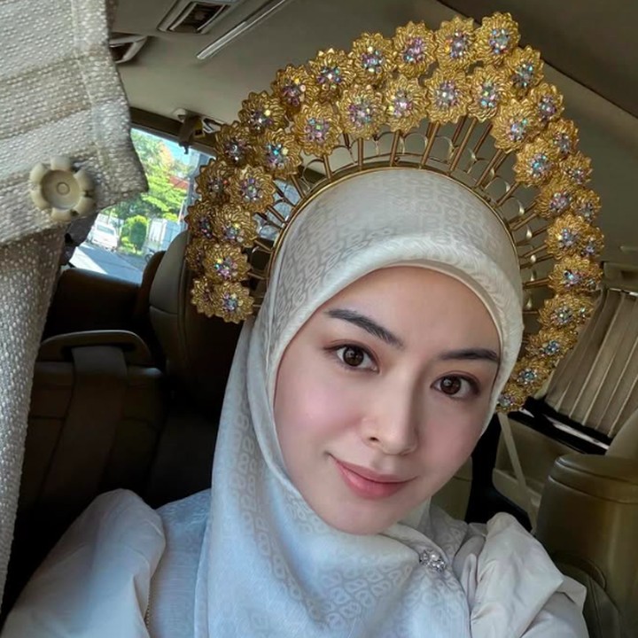 <p>Selebgram mualaf asal Korea Selatan, Ayana Moon, baru saja mengunjungi Kota Makassar, Sulawesi Selatan, Bunda. Momen ini diabadikan lansung olehnya melalui laman Instagram. (Foto: Instagram: @xolovelyayana)</p>