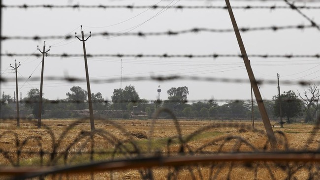 India Rudal 5 Titik di Pakistan, Baku Tembak Pecah di Perbatasan India menembakkan rudal ke sejumlah titik di Pakistan dan wilayah Kashmir yang dikuasai Islamabad hingga menewaskan setidaknya 8 warga sipil.