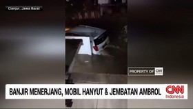 VIDEO: Banjir Menerjang, Mobil Hanyut & Jembatan Ambrol