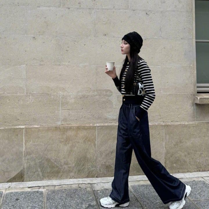 <p>Selain tampil anggun mengenakan <em>dress,</em> perempuan 32 tahun ini juga tak jarang terlihat kece dengan <em>outfit</em>-nya yang kasual. Seperti foto berikut ini, ia memadukan celana <em>jeans</em> dengan baju tangan panjang garis-garis hitam putih. Ia pun melengkapi penampilannya itu dengan topi hitam. (Foto: Weibo: @Dear-DiLiReba)</p>