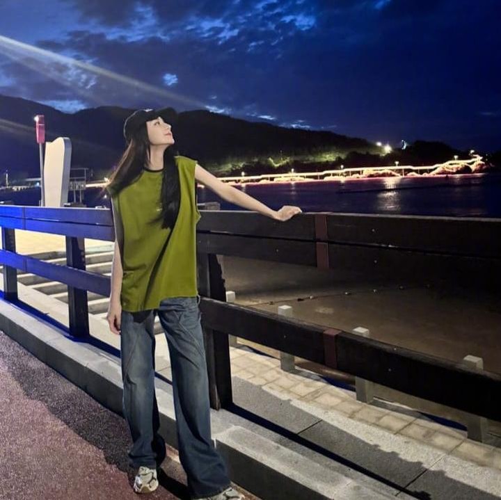 <p>Dilraba juga diketahui piawai dalam padu padan <em>outfit</em>. Bahkan, ia pun sering kali mengunggah beberapa foto <em>outfit out the day</em> (OOTD) di media sosial, seperti foto berikut ini yang dibagikan di Weibo. (Foto: Weibo: @Dear-DiLiReba)</p>