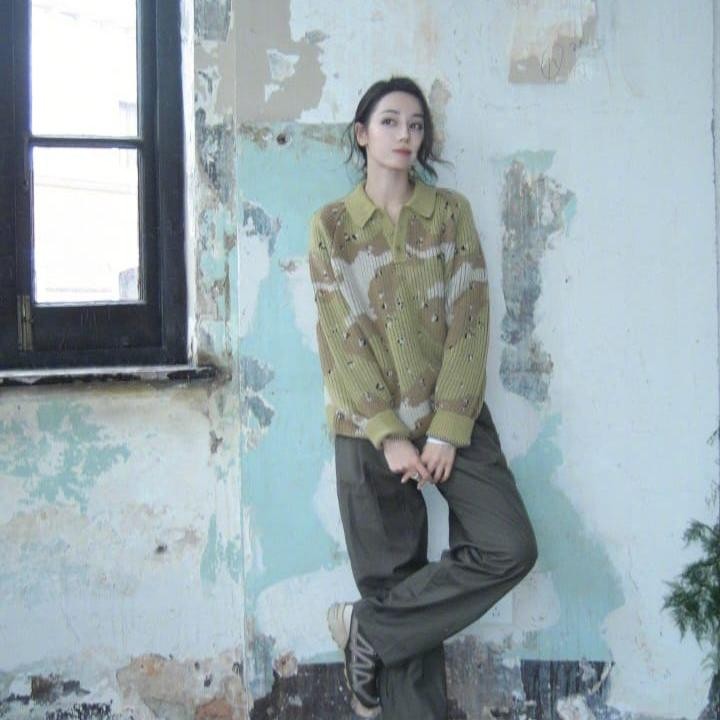 <p>Padu padan <em>jeans</em> lainnya yang dapat Bunda jadikan inspirasi dari Dilraba adalah <em>outfit </em> yang satu ini. Ia tampil <em>simple</em> dengan <em>cardigan</em> motif dengan warna dasar hijau dan celana panjang berwarna abu-abu. (Foto: Weibo: @Dear-DiLiReba)</p>