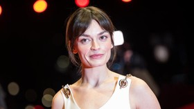 Emma Mackey Dikabarkan Jadi The White Witch dalam Film Narnia Baru
