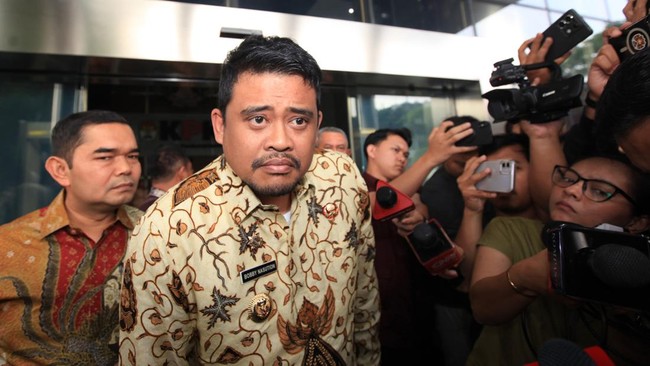 Polemik 4 Pulau Usai, Bobby Minta Laporan Hina Istri & Jokowi Disetop Gubernur Sumut Bobby Nasution meminta laporan terkait penghinaan terhadap istrinya, Kahiyang Ayu dan mertuanya Joko Widodo terkait polemik empat pulau disetop.