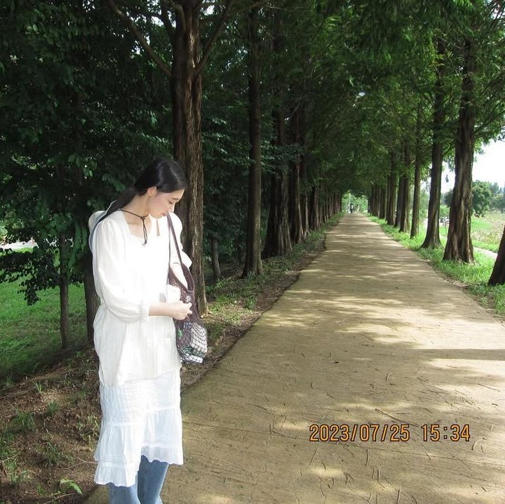<p>Han Ye Ji juga membagikan dokumentasi estetik lainnya ketika melakukan perjalanan pribadi bak seorang <em>traveler</em>. Ye Ji dengan anggun ntampak sedang berjalan di tengah rindangnya pepohonan hijau yang membuat penggemar terpesona. (Foto: Instagram: @zeeyehan)</p>