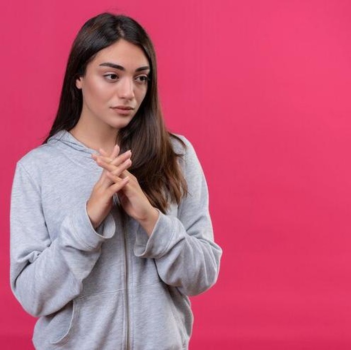 Ilustrasi orang berupaya memaafkan diri sendiri/ Foto: Freepik.com/stockking