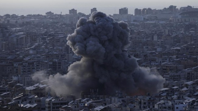 Israel mengeklaim berhasil membunuh seorang komandan sayap intelijen pasukan elite Hizbullah dalam serangan drone terbaru ke Lebanon selatan pada Sabtu (28/6).