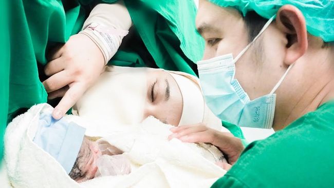 Ustaz Dennis Lim Baru Umumkan Sang Istri Lahirkan Anak Kembar, Alasannya...