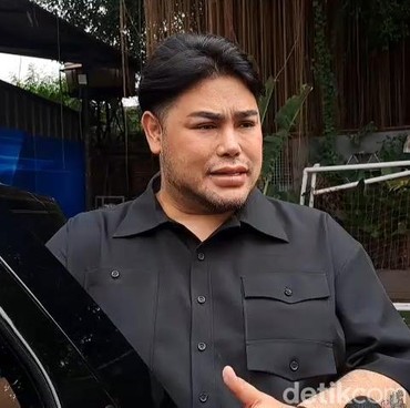 Persiapan Pergi Haji, Ivan Gunawan Minta Restu-Cium Kaki Ibunda