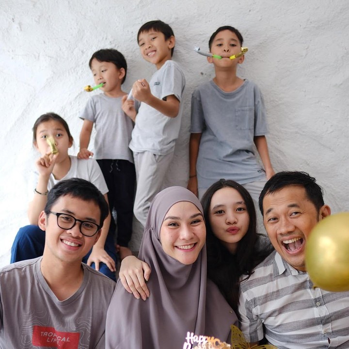 <p>Bhumi diketahui sangat dekat dengan ayahnya dan ibu sambungnya, Zaskia Adya Mecca. Di keluarga Hanung dan Zaskia, Bhumi adalah sosok kakak yang sangat disayang oleh lima adik sambungnya. Di waktu luang, Bhumi juga sering menghabiskan waktu dengan ayah, ibu sambung, dan adik-adiknya. (Foto: Instagram @zaskiadyamecca)</p>