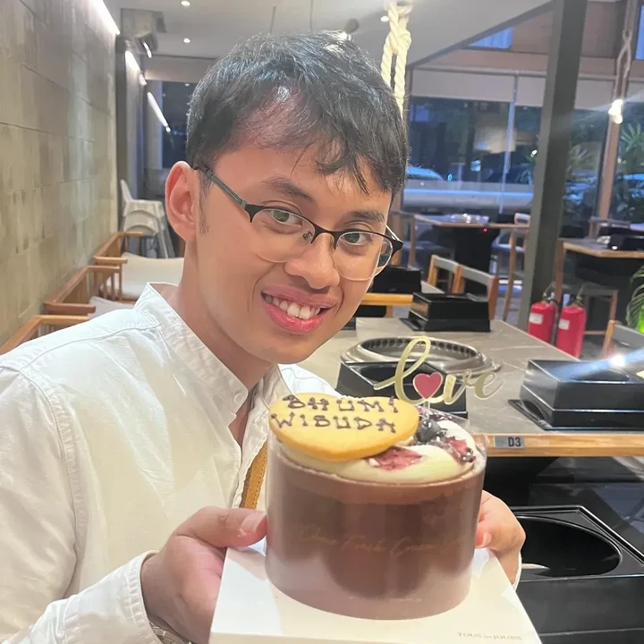 <p>Momen wisuda Bhumi dibagikan ibundanya, Yanesthi Hardini. Perlu diketahui, Bhumi adalah anak Hanung dari pernikahan pertamanya dengan Yanesthi Hardini yang berakhir dengan perceraian. Meski telah berpisah, keduanya tetap menjalih hubungan baik. (Foto: Instagram @yanesthi)</p>
