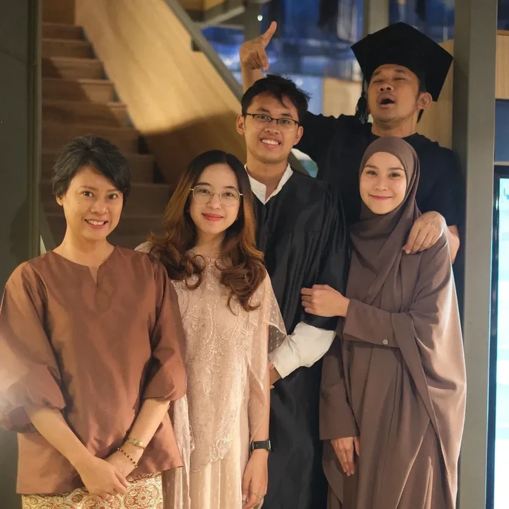 <p>Dalam unggahan lain, Yanesthi Hardini membagikan momen kebersamaan Hanung dan Zaskia di hari kelulusan Bhumi. Mantan istri Hanung ini juga menuliskan pesan manis untuk mantang suaminya dan ibunda sambung Bhumi. "Terima kasih banyak Bapak @hanungbramantyo dan Bia @zaskiadyamecca buat support dan doa2 yg gak pernah putus buat Bhumi," ungkapnya. (Foto: Instagram @yanesthi)</p>