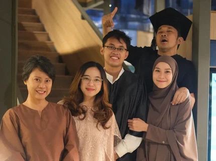Hanung Bramantyo dan Mantan Istri Kompak Rayakan Kelulusan Barmastya Bhumi, Intip 5 Potretnya