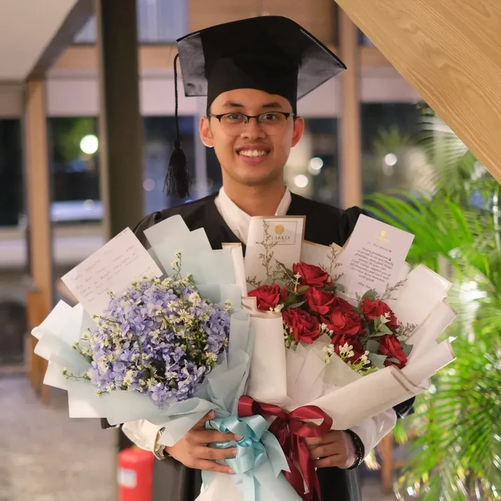 <p>Putra dari sutradara Hanung Bramantyo, Barmastya Bhumi Brawijaya atau akrab disapa Bhumi, baru saja lulus kuliah. Di hari kelulusannya Bhumi, Hanung datang ditemani istrinya, Zaskia Adya Mecca. (Foto: Instagram @yanesthi)</p>