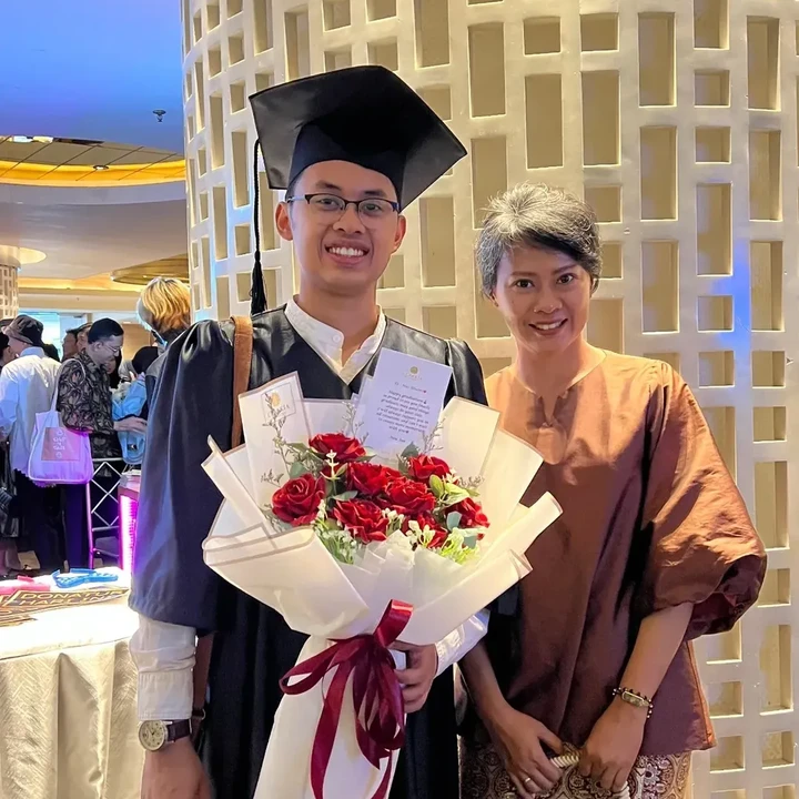 <p>Dalam unggahan lain, Yanesthi Hardini membagikan momen kebersamaan Hanung dan Zaskia di hari kelulusan Bhumi. Mantan istri Hanung ini juga menuliskan pesan manis untuk mantang suaminya dan ibunda sambung Bhumi. "Terima kasih banyak Bapak <em>@hanungbramantyo</em> dan Bia <em>@zaskiadyamecca</em> buat <em>support</em> dan doa-doa yang enggak pernah putus buat Bhumi," ungkapnya. (Foto: Instagram: @yanesthi)</p>