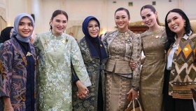 Fatma Yusuf Kenakan Tenun Gedog saat Halal Bihalal Seruni dan Dekranas