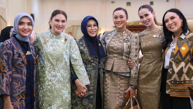 Mengikuti imbauan penggunaan wastra Indonesia, Fatma tampil mengenakan atasan tenun gedog dari Kabupaten Tuban, Jawa Timur.