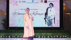 Berkebaya, Istri Mensos dan Istri Wamensos Tampil Anggun di Catwalk