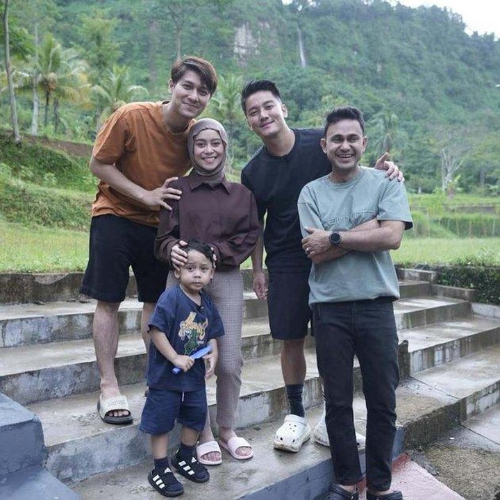 <p>Lesti Kejora dikenal sebagai penyanyi dangdut yang melejit usai menjuarai ajang D&rsquo;Academy pada 2017. Berkat kesuksesannya, ia kini memiliki rumah mewah di Jakarta. Namun, Lesti juga tak melupakan kampung halamannya di Desa Pamoyanan, Cianjur Selatan .Dalam kunjungannya bersama Boy William, Lesti menunjukkan rumah lamanya yang kini sudah direnovasi menjadi hunian megah. Pemandangan air terjun yang terlihat dari rumah tersebut menjadi salah satu alasan Lesti betah tinggal di sana, Bunda. (Foto: YouTube Leslar Entertaiment)</p>