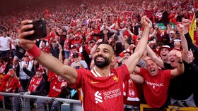 Momen Selebrasi Gol Unik Mo Salah: Ambil HP Fans dan Selfie Bareng