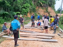 Miris Warga Nunukan Swadaya Perbaiki Jalan Nasional