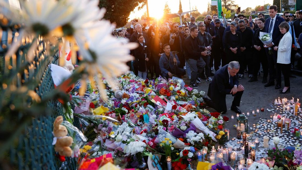 FOTO: Duka Warga Vancouver Kenang Korban Tragedi Festival Filipina