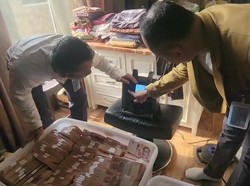 Boks-boks Kontainer Isi Gepokan Duit Makelar Zarof Bikin Geger