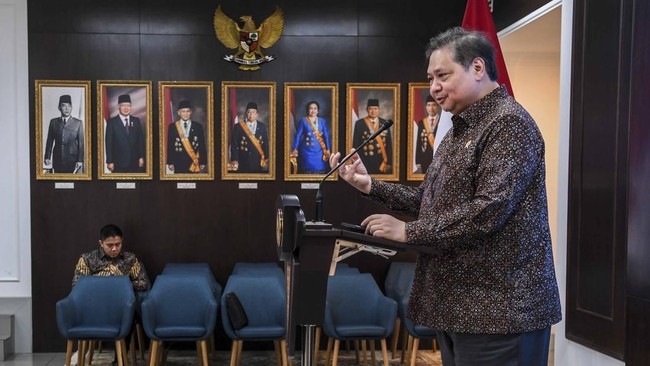 Menko Perekonomian Airlangga Hartarto meyakini perekonomian Indonesia masih solid meskipun situasi memanas di beberapa kota di Indonesia akhir-akhir ini.