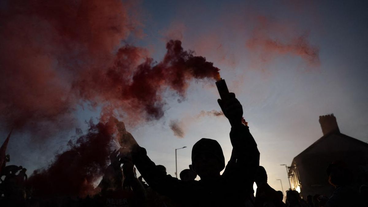 Mobil Tabrak Kerumunan Fan saat Pawai Kemenangan Liverpool