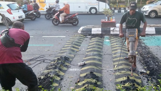 Polisi tidur atau marka kejut di jalur lambat Jalan Pemuda, Klaten, menuai sorotan masyarakat. Polisi tidur tersebut akhirnya dibongkar.