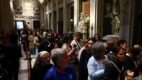 30 Ribu Orang Ziarah ke Makam Paus Fransiskus di Santa Maria Maggiore