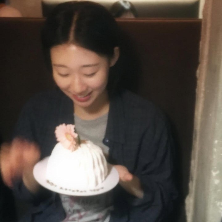 <p>Potret berikutnya ini terlihat Han Ye Ji sedang merayakan ulang tahunnya dengan memegang kue imut dan cantik. Meskipun bertambah usia, wajah aktris pendatang baru ini masih seperti remaja 17 tahun, ya, Bunda. (Foto: Instagram: @zeeyehan)</p>