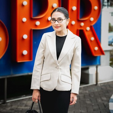 Prilly Latuconsina Resmi Jadi Dosen LSPR, Berapa Gajinya?