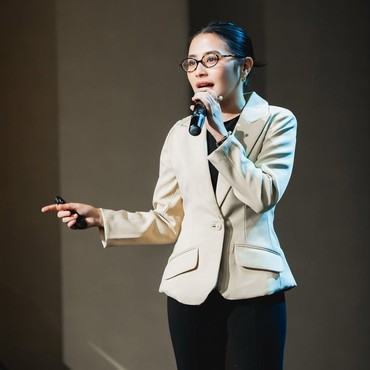 Jadi Dosen Tetap, Ini Potret Prilly Latuconsina yang Tampil Elegan Saat Mengajar