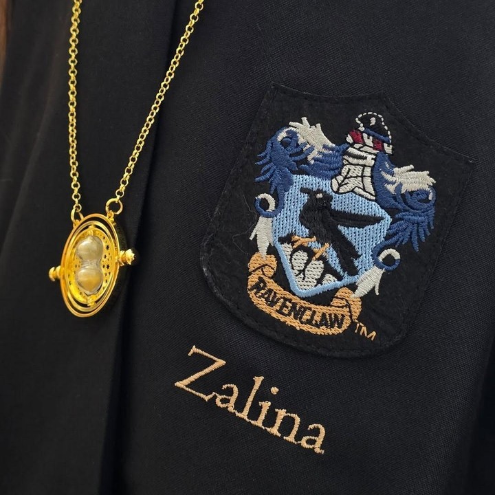 <p>Pada salah satu unggahan, Raisa mengunggah foto jubah sang putri lengkap dengan bordiran namanya. Tidak hanya itu, ternyata Zalina berada di asrama penyihir, Ravenclaw. (Foto: Instagram: @raisa6690)</p>
