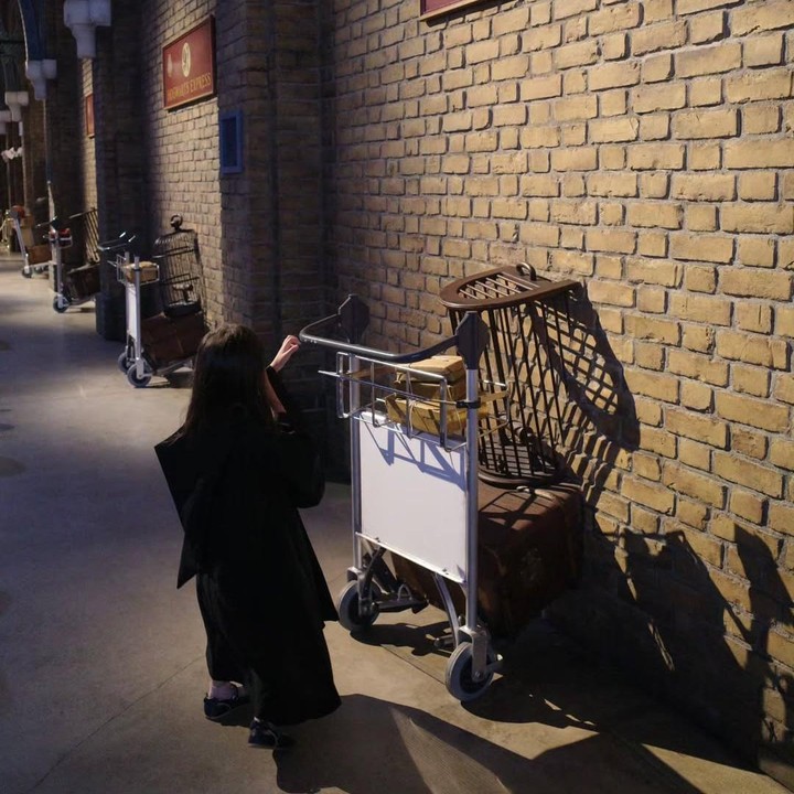 <p>"Jujur saja, aku tidak sabar untuk berbagi kecintaanku pada Harry Potter dengan anakku dan momen itu pun datang lebih cepat daripada yang diharapkan. Banyak sekali hal yang ingin aku bagikan tentang pengalaman VIP kami di <em>@wbtourtokyo</em>, tetapi aku rasa tidak ada keterangan, video, atau foto yang bisa menggambarkannya. Kamu pada Potterhead harus datang dan melhatnya sendiri," tulis Raisa dengan menyisipkan emotikon hati. (Foto: Instagram: @raisa6690)</p>