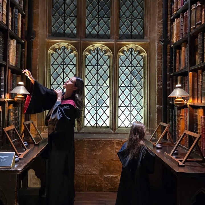 <p>Mengintip dari potret yang dibagikan Raisa, keduanya tampak sangat bersemangat menjelajahi setiap sudut ruangan, Bunda. Tidak hanya itu, Bunda dan anak ini juga kompak mengenakan jubah ala sekolah penyihir, Hogwarts. (Foto: Instagram: @raisa6690)</p>